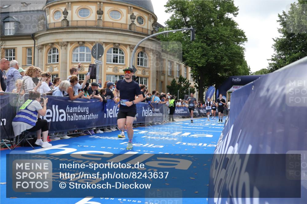 29.06.2025 - hella hamburg halbmarathon Strokosch-Dieckow http://msf.ph/oto/8243637 29.06.2025 10:37:54 Ziel 2404, 3480, 3530, 7229, 9643, 10793, 11952, 12915, 13148, 13900, 15303, 16698, 18103, 18276, 18277, 18529 meine-sportfotos.de