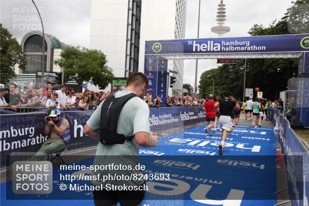 29.06.2025 - hella hamburg halbmarathon Michael Strokosch http://msf.ph/oto/8243693 29.06.2025 10:56:14 Ziel 4594, 4813, 5492, 5570, 7594, 8330, 8639, 9907, 12545, 14363, 15484, 16113, 16634, 17468, 17640, 17642 meine-sportfotos.de