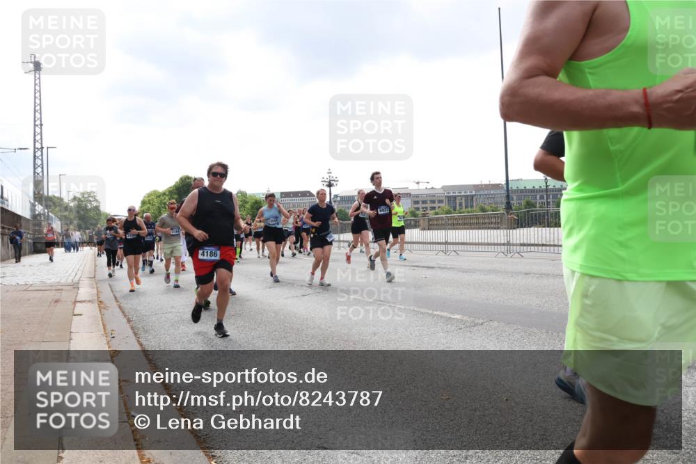 29.06.2025 - hella hamburg halbmarathon Lena Gebhardt http://msf.ph/oto/8243787 29.06.2025 10:45:25 Lombardsbrücke 1024, 1033, 1060, 1085, 1685, 1713, 1798, 2007, 2008, 2216, 2217, 2550, 2657, 2664, 2779, 2973, 3160, 3164, 3357, 3377, 3879, 3993, 4099, 4102, 4186, 4224, 4306, 4337, 4504, 4820, 4851, 5044, 5099, 5108, 5190, 5339, 5636, 5949, 6150, 6509, 6763, 6788, 6911, 6922, 6980, 7283, 7530, 7541, 7699, 7859, 7912, 8594, 8605, 8745, 8762, 8907, 9620, 10030, 10182, 10225, 10562, 10566, 10707, 11314, 12198, 12332, 12334, 12394 meine-sportfotos.de