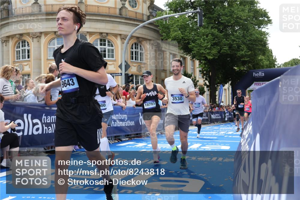 29.06.2025 - hella hamburg halbmarathon Strokosch-Dieckow http://msf.ph/oto/8243818 29.06.2025 10:37:59 Ziel 3480, 3530, 7229, 8091, 9643, 9944, 10793, 11049, 11952, 12915, 13900, 14274, 15303, 15382, 16698, 18103 meine-sportfotos.de
