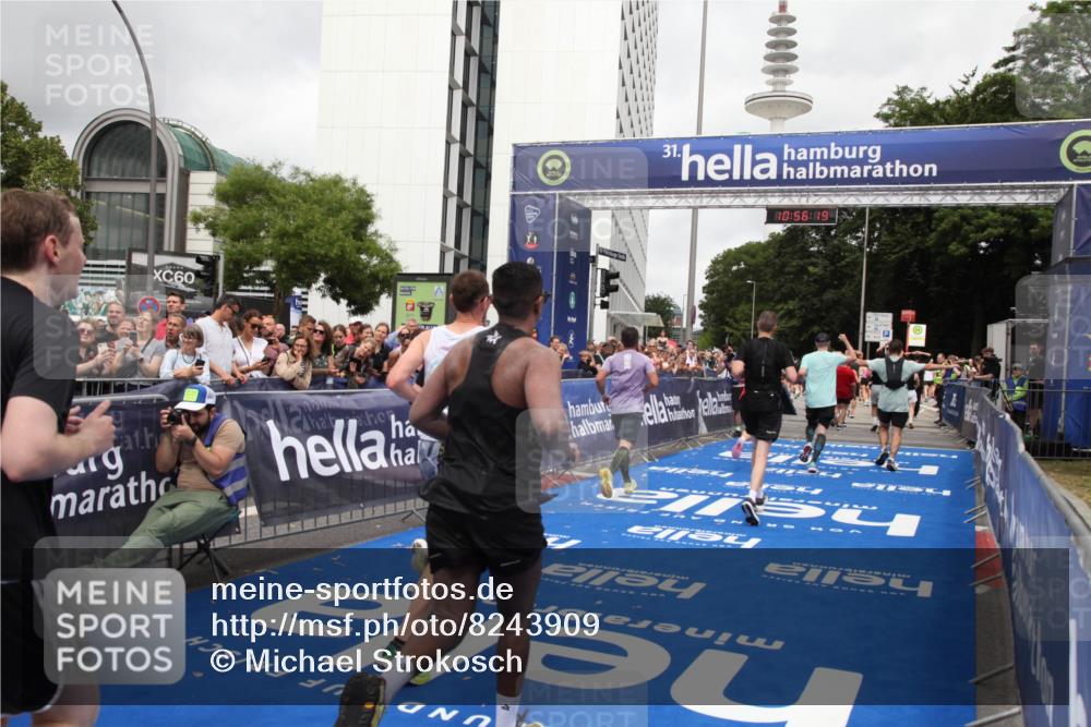 29.06.2025 - hella hamburg halbmarathon Michael Strokosch http://msf.ph/oto/8243909 29.06.2025 10:56:18 Ziel 1193, 5465, 5492, 7547, 8330, 8639, 9903, 9907, 10789, 12348, 14363, 15484, 16113, 16634, 17468, 19152 meine-sportfotos.de