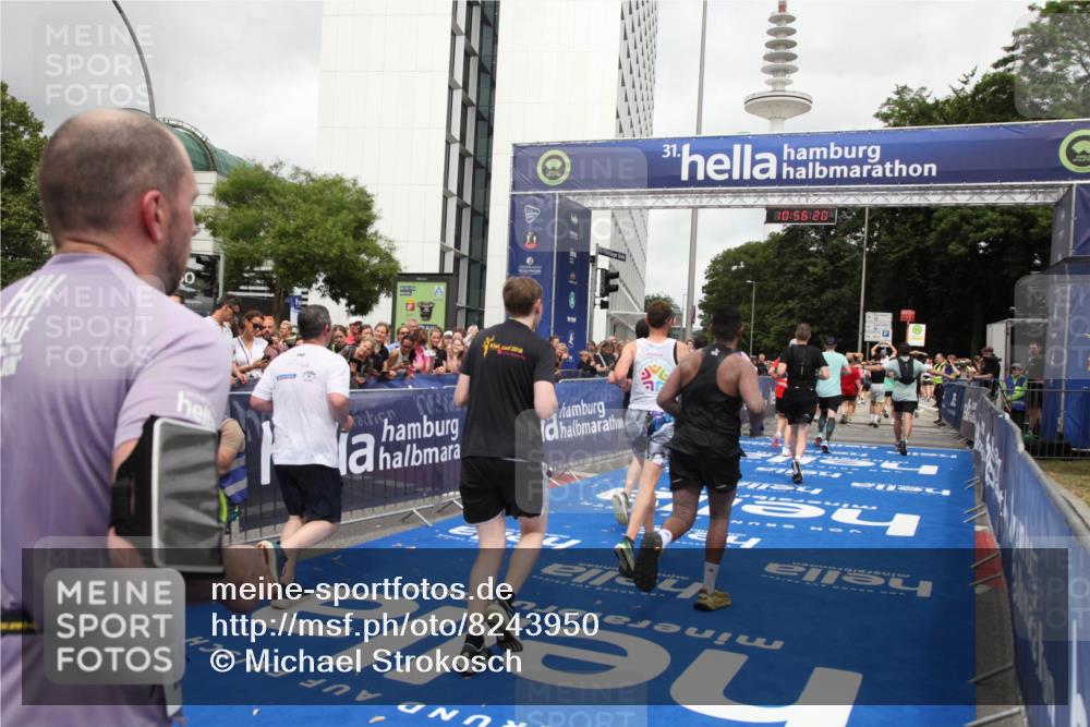 29.06.2025 - hella hamburg halbmarathon Michael Strokosch http://msf.ph/oto/8243950 29.06.2025 10:56:19 Ziel 1193, 5465, 7547, 8639, 9903, 9907, 10789, 12348, 14363, 15484, 16113, 16634, 17468, 18741, 19152 meine-sportfotos.de