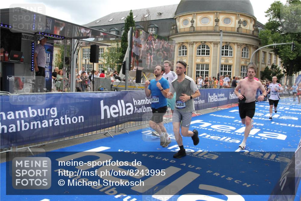 29.06.2025 - hella hamburg halbmarathon Michael Strokosch http://msf.ph/oto/8243995 29.06.2025 10:48:52 Ziel 1094, 1884, 1892, 2442, 9482, 11519, 12421, 12533, 13009, 15309, 16653, 17007, 18873 meine-sportfotos.de
