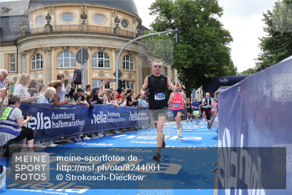 29.06.2025 - hella hamburg halbmarathon Strokosch-Dieckow http://msf.ph/oto/8244001 29.06.2025 10:38:01 Ziel 3480, 3530, 7229, 8091, 9643, 9944, 10793, 11049, 11952, 12915, 13900, 14274, 15303, 15382, 16698, 17623 meine-sportfotos.de