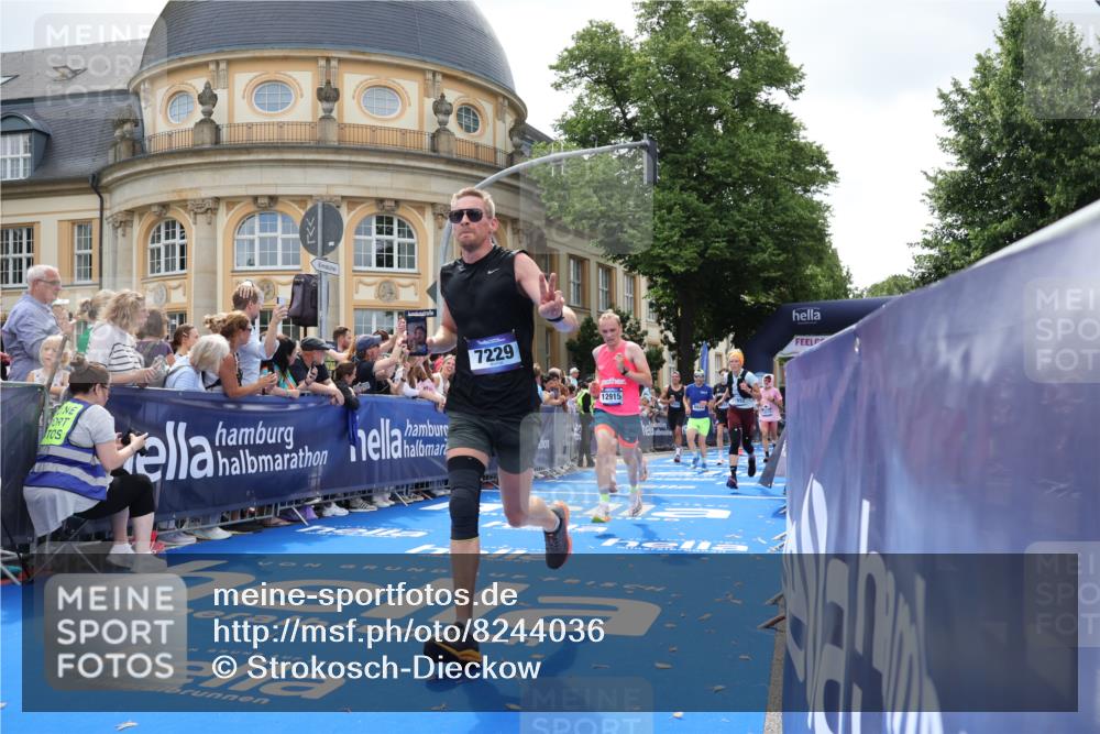 29.06.2025 - hella hamburg halbmarathon Strokosch-Dieckow http://msf.ph/oto/8244036 29.06.2025 10:38:02 Ziel 3530, 7229, 8091, 9643, 9944, 10793, 11049, 11952, 12915, 13900, 14274, 15303, 15382, 16698, 17623, 18986 meine-sportfotos.de