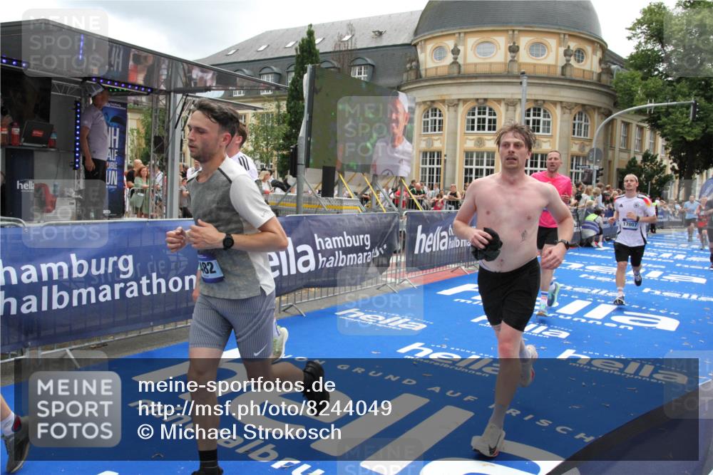 29.06.2025 - hella hamburg halbmarathon Michael Strokosch http://msf.ph/oto/8244049 29.06.2025 10:48:53 Ziel 1094, 1884, 1892, 9482, 9661, 11519, 12421, 12533, 13009, 13976, 15309, 16653, 17007, 18873 meine-sportfotos.de