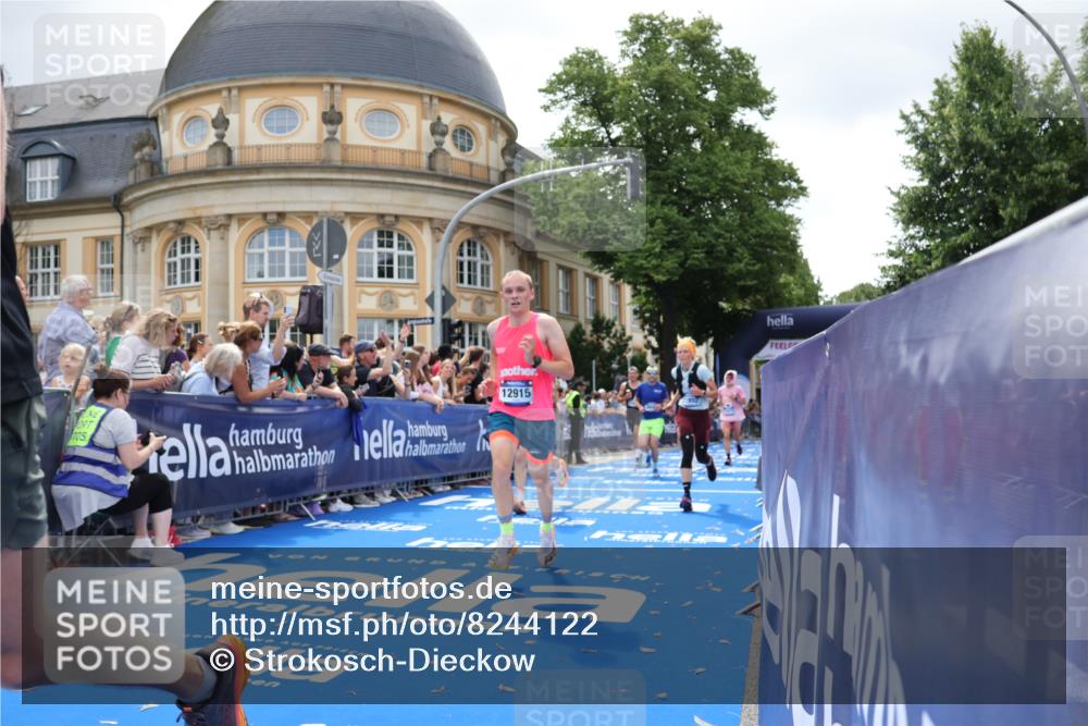 29.06.2025 - hella hamburg halbmarathon Strokosch-Dieckow http://msf.ph/oto/8244122 29.06.2025 10:38:03 Ziel 7229, 8091, 9643, 9944, 10793, 11049, 11952, 12915, 13900, 14274, 15303, 15382, 16698, 17623, 18986 meine-sportfotos.de