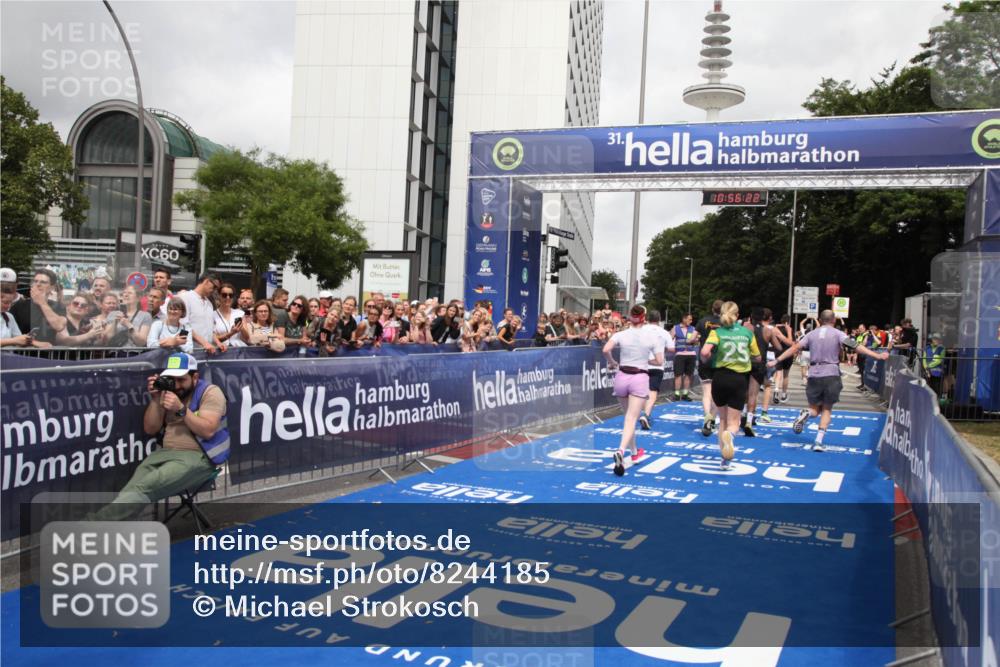 29.06.2025 - hella hamburg halbmarathon Michael Strokosch http://msf.ph/oto/8244185 29.06.2025 10:56:21 Ziel 1193, 5465, 7547, 9903, 10789, 11309, 12348, 14363, 15300, 15484, 16113, 16375, 16634, 17468, 18117, 18495, 18652, 18741, 19152 meine-sportfotos.de