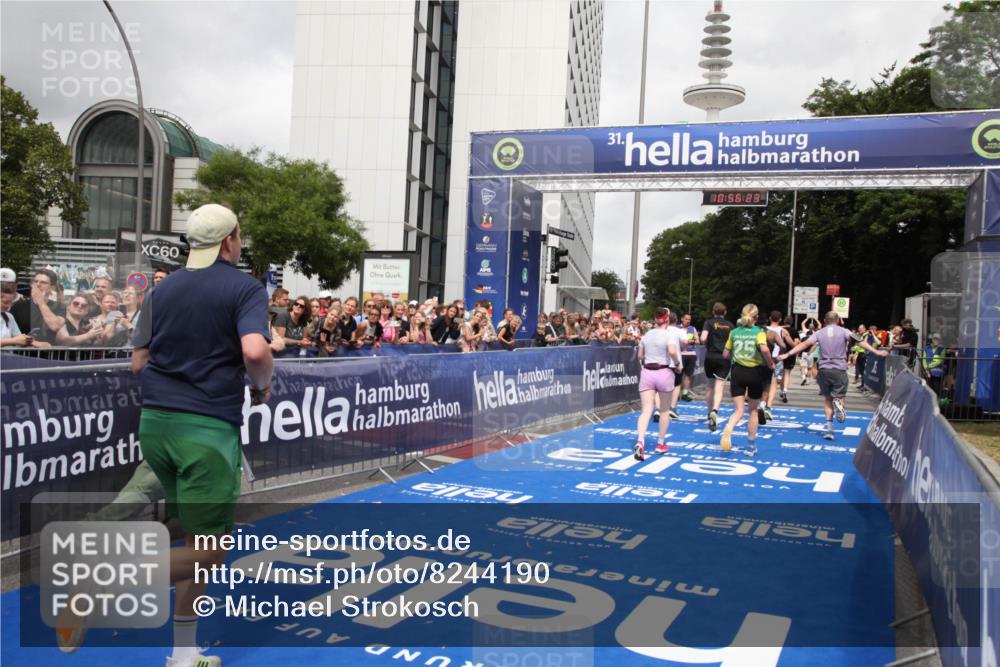 29.06.2025 - hella hamburg halbmarathon Michael Strokosch http://msf.ph/oto/8244190 29.06.2025 10:56:21 Ziel 1193, 5465, 7547, 9903, 10789, 11309, 12348, 14363, 15300, 15484, 16113, 16375, 16634, 17468, 18117, 18495, 18652, 18741, 19152 meine-sportfotos.de