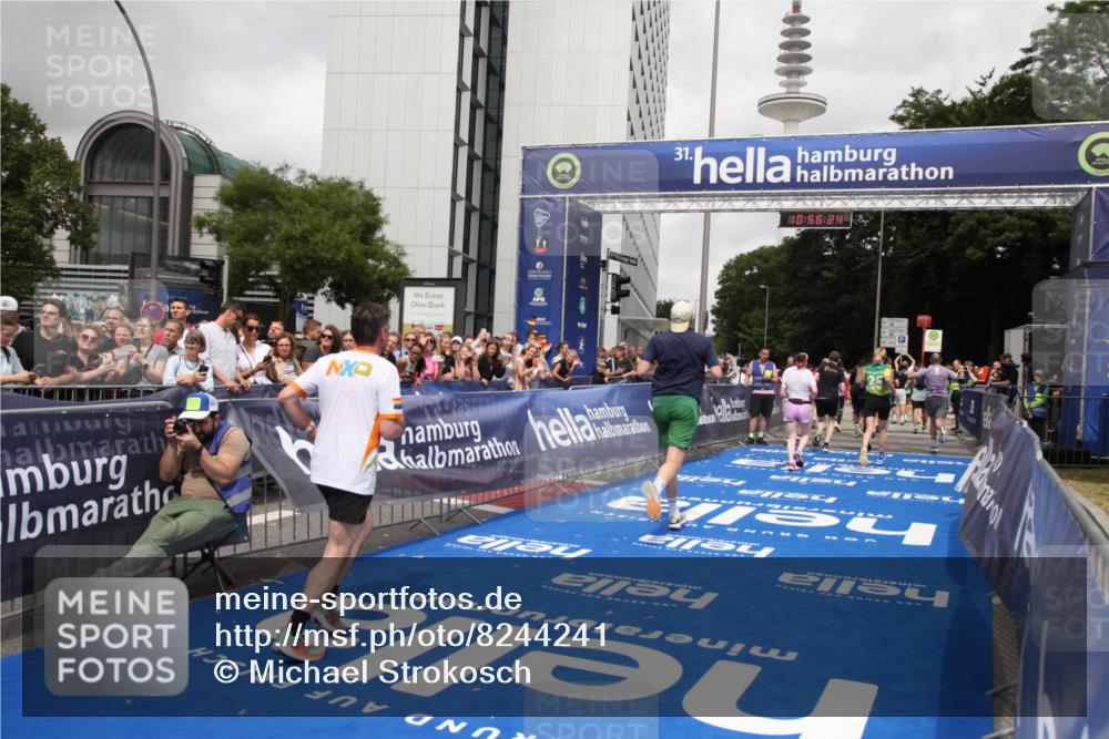 29.06.2025 - hella hamburg halbmarathon Michael Strokosch http://msf.ph/oto/8244241 29.06.2025 10:56:23 Ziel 1193, 4029, 5465, 5672, 7547, 9903, 10789, 11231, 11309, 12348, 15300, 16375, 17468, 18117, 18495, 18652, 18741, 19152 meine-sportfotos.de