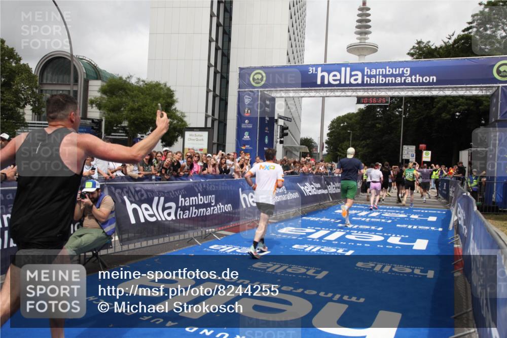 29.06.2025 - hella hamburg halbmarathon Michael Strokosch http://msf.ph/oto/8244255 29.06.2025 10:56:23 Ziel 1193, 4029, 5465, 5672, 7547, 9903, 10789, 11231, 11309, 12348, 15300, 16375, 17468, 18117, 18495, 18652, 18741, 19152 meine-sportfotos.de