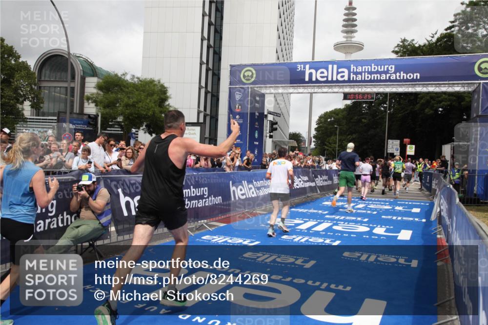 29.06.2025 - hella hamburg halbmarathon Michael Strokosch http://msf.ph/oto/8244269 29.06.2025 10:56:24 Ziel 1193, 3048, 4029, 5465, 5672, 7547, 9622, 9903, 10789, 11231, 11309, 12348, 15300, 16375, 18117, 18495, 18652, 18741, 19152 meine-sportfotos.de