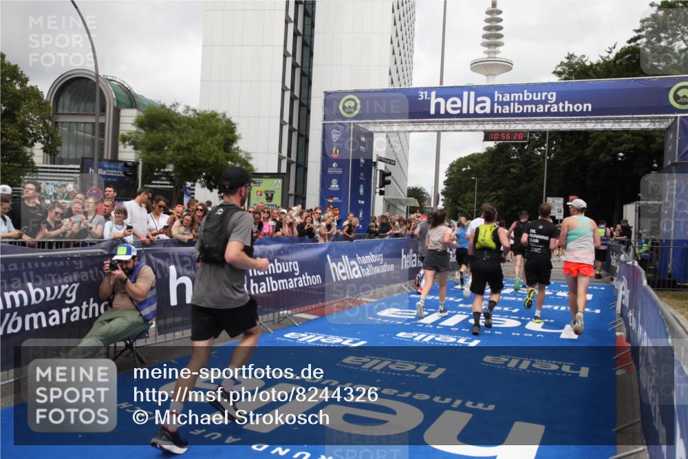 29.06.2025 - hella hamburg halbmarathon Michael Strokosch http://msf.ph/oto/8244326 29.06.2025 10:56:27 Ziel 3048, 4029, 5672, 7547, 7742, 8863, 9622, 10665, 11231, 11309, 15300, 15818, 16375, 18117, 18495, 18652, 18741 meine-sportfotos.de
