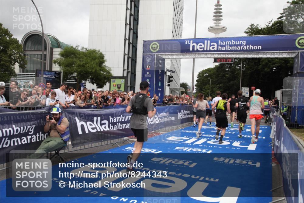 29.06.2025 - hella hamburg halbmarathon Michael Strokosch http://msf.ph/oto/8244343 29.06.2025 10:56:27 Ziel 3048, 4029, 5672, 7547, 7742, 8863, 9622, 10665, 11231, 11309, 15300, 15818, 16375, 18117, 18495, 18652, 18741 meine-sportfotos.de