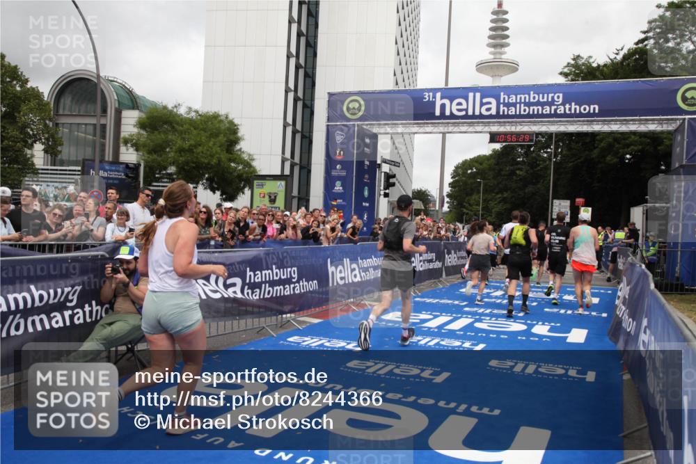 29.06.2025 - hella hamburg halbmarathon Michael Strokosch http://msf.ph/oto/8244366 29.06.2025 10:56:27 Ziel 3048, 4029, 5672, 7547, 7742, 8863, 9622, 10665, 11231, 11309, 15300, 15818, 16375, 18117, 18495, 18652, 18741 meine-sportfotos.de
