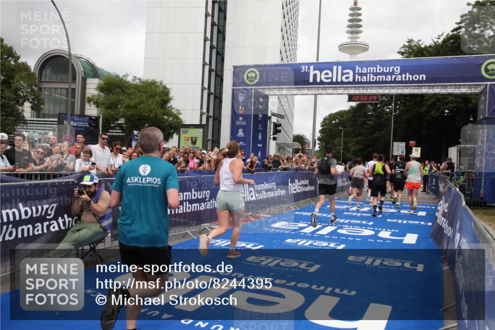 29.06.2025 - hella hamburg halbmarathon Michael Strokosch http://msf.ph/oto/8244395 29.06.2025 10:56:28 Ziel 3048, 4029, 5672, 7742, 8863, 9622, 10665, 11231, 11309, 15300, 15818, 16375, 17734, 18117, 18495, 18652, 18741 meine-sportfotos.de