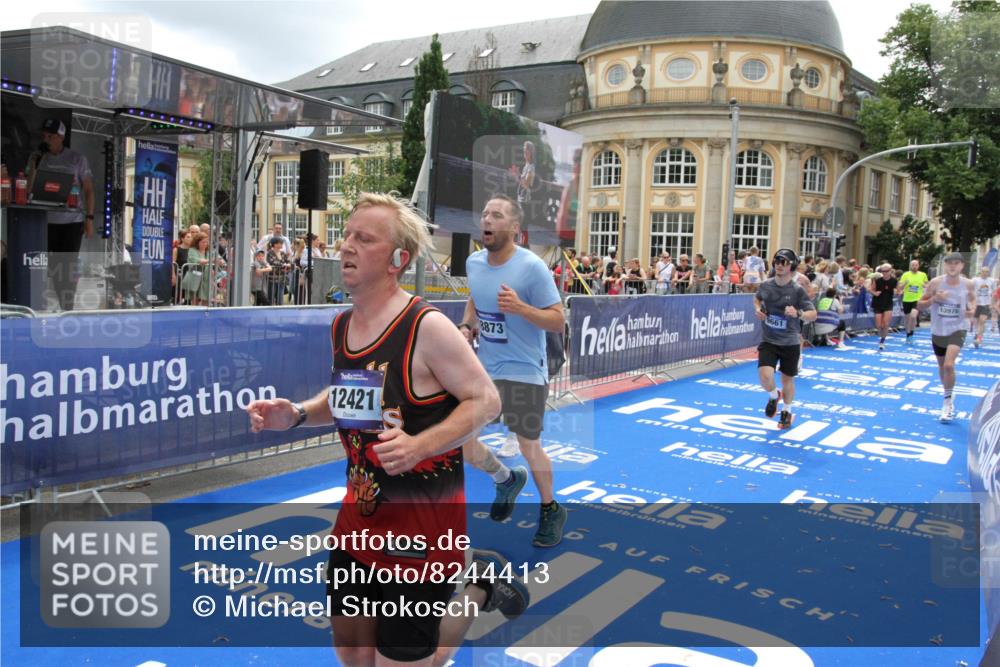 29.06.2025 - hella hamburg halbmarathon Michael Strokosch http://msf.ph/oto/8244413 29.06.2025 10:48:59 Ziel 1381, 1452, 2260, 3213, 3985, 7067, 8889, 9661, 9695, 12421, 12534, 13009, 13183, 13688, 13976, 18873 meine-sportfotos.de