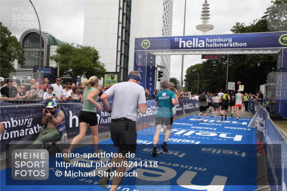 29.06.2025 - hella hamburg halbmarathon Michael Strokosch http://msf.ph/oto/8244418 29.06.2025 10:56:29 Ziel 3048, 4029, 5672, 6399, 7742, 8863, 9622, 10665, 11231, 11309, 15300, 15818, 16257, 16375, 17734, 18117, 18495, 18652 meine-sportfotos.de