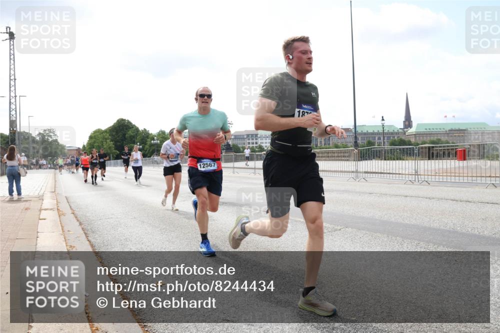 29.06.2025 - hella hamburg halbmarathon Lena Gebhardt http://msf.ph/oto/8244434 29.06.2025 10:09:55 Lombardsbrücke 1052, 1456, 1483, 1513, 1548, 1823, 3921, 4592, 5511, 7058, 7081, 7333, 7636, 8090, 8685, 8890, 9150, 9297, 9306, 9366, 9434, 9674, 9781, 9988, 10036, 10943, 11027, 12255, 12509, 12567, 13739, 15697, 16191, 16445, 16455, 16688, 16918, 17148, 17630, 17899, 18076, 18196, 18440, 18707, 19242 meine-sportfotos.de