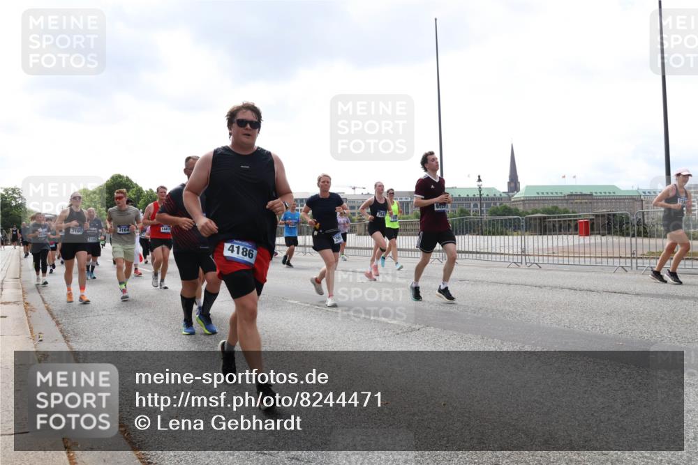 29.06.2025 - hella hamburg halbmarathon Lena Gebhardt http://msf.ph/oto/8244471 29.06.2025 10:45:26 Lombardsbrücke 1024, 1033, 1060, 1085, 1685, 1713, 1798, 2007, 2008, 2216, 2217, 2550, 2657, 2664, 2779, 2973, 3160, 3164, 3357, 3377, 3879, 3993, 4099, 4102, 4186, 4224, 4306, 4337, 4388, 4504, 4820, 4851, 5044, 5099, 5108, 5190, 5339, 5636, 5949, 6150, 6509, 6763, 6788, 6911, 6922, 6980, 7283, 7530, 7541, 7699, 7859, 7912, 8594, 8605, 8745, 8762, 8907, 9620, 10030, 10182, 10225, 10562, 10566, 11314, 12198, 12332, 12334, 12394 meine-sportfotos.de
