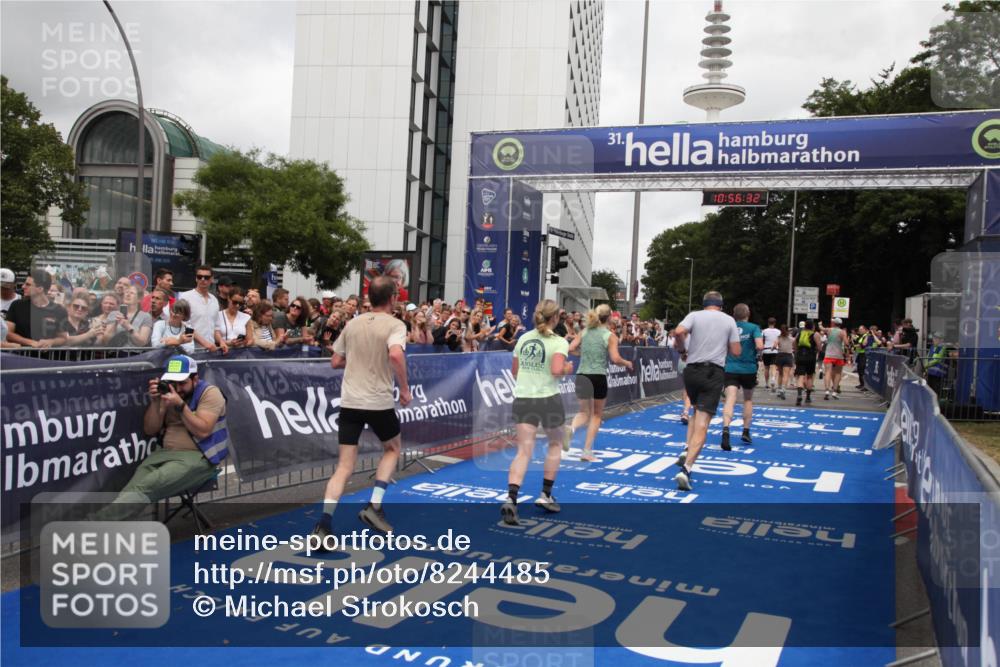 29.06.2025 - hella hamburg halbmarathon Michael Strokosch http://msf.ph/oto/8244485 29.06.2025 10:56:30 Ziel 3048, 4029, 5672, 6399, 7742, 8863, 9622, 10665, 11231, 11309, 15300, 15407, 15818, 16257, 16261, 17268, 17734 meine-sportfotos.de