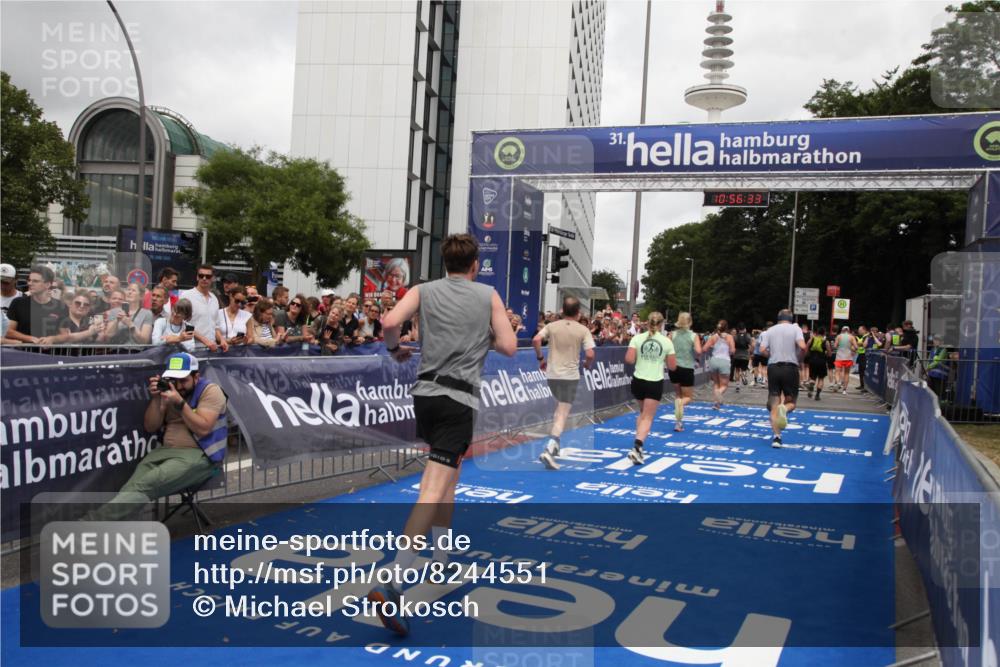 29.06.2025 - hella hamburg halbmarathon Michael Strokosch http://msf.ph/oto/8244551 29.06.2025 10:56:31 Ziel 1583, 3048, 4029, 5672, 6399, 7742, 8863, 9622, 10665, 11231, 15407, 15818, 16257, 16261, 17268, 17734, 18746, 18835 meine-sportfotos.de
