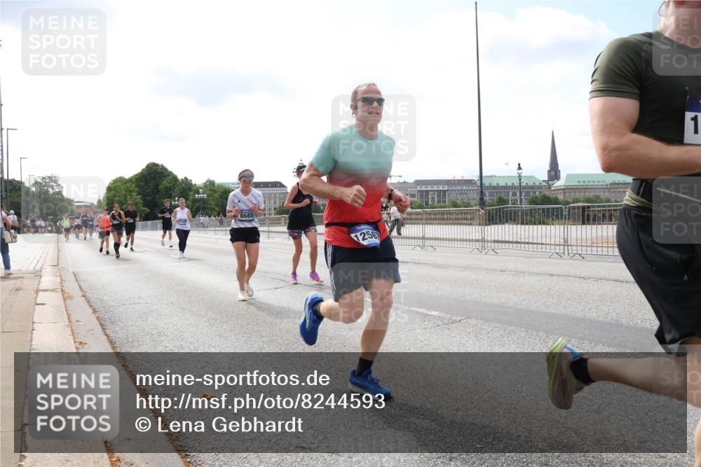 29.06.2025 - hella hamburg halbmarathon Lena Gebhardt http://msf.ph/oto/8244593 29.06.2025 10:09:55 Lombardsbrücke 1052, 1456, 1483, 1513, 1548, 1823, 3921, 4592, 5511, 7058, 7081, 7333, 7636, 8090, 8685, 8890, 9150, 9297, 9306, 9366, 9434, 9674, 9781, 9988, 10036, 10943, 11027, 12255, 12509, 12567, 13739, 15697, 16191, 16445, 16455, 16688, 16918, 17148, 17630, 17899, 18076, 18196, 18440, 18707, 19242 meine-sportfotos.de