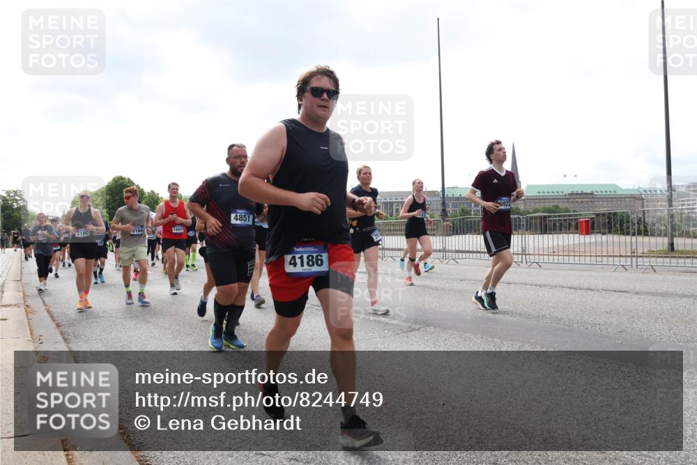 29.06.2025 - hella hamburg halbmarathon Lena Gebhardt http://msf.ph/oto/8244749 29.06.2025 10:45:27 Lombardsbrücke 1024, 1033, 1060, 1085, 1685, 1713, 1798, 2007, 2008, 2216, 2217, 2550, 2657, 2664, 2779, 2973, 3160, 3164, 3357, 3377, 3879, 3993, 4099, 4102, 4186, 4224, 4306, 4337, 4388, 4504, 4820, 4851, 5044, 5099, 5108, 5190, 5339, 5636, 5949, 6150, 6509, 6763, 6788, 6911, 6922, 6980, 7283, 7530, 7541, 7699, 7859, 7912, 8594, 8605, 8745, 8762, 8907, 9620, 10030, 10182, 10225, 10562, 10566, 11314, 12198, 12332, 12334, 12394 meine-sportfotos.de