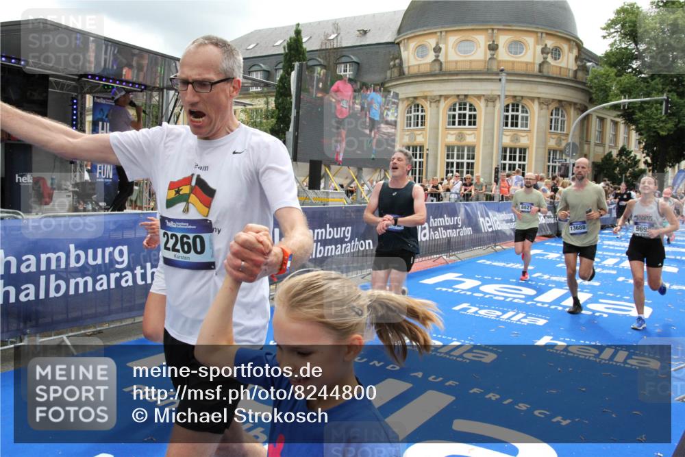 29.06.2025 - hella hamburg halbmarathon Michael Strokosch http://msf.ph/oto/8244800 29.06.2025 10:49:05 Ziel 1381, 1452, 2260, 3213, 3985, 4847, 4890, 7297, 8302, 8821, 8889, 9695, 12534, 13183, 13614, 13688, 16627, 17632 meine-sportfotos.de