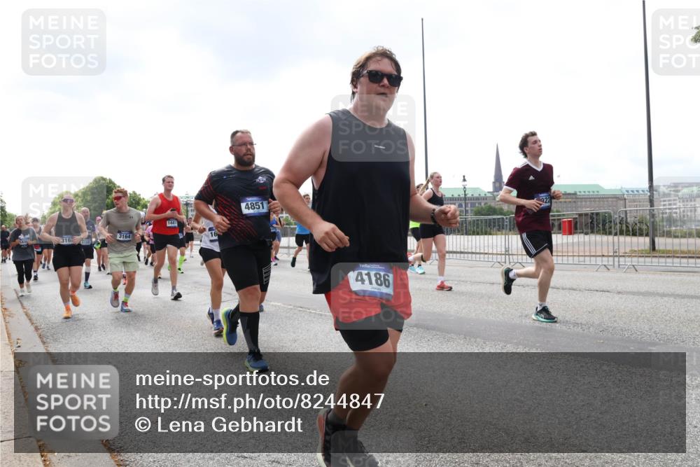 29.06.2025 - hella hamburg halbmarathon Lena Gebhardt http://msf.ph/oto/8244847 29.06.2025 10:45:27 Lombardsbrücke 1024, 1033, 1060, 1085, 1685, 1713, 1798, 2007, 2008, 2216, 2217, 2550, 2657, 2664, 2779, 2973, 3160, 3164, 3357, 3377, 3879, 3993, 4099, 4102, 4186, 4224, 4306, 4337, 4388, 4504, 4820, 4851, 5044, 5099, 5108, 5190, 5339, 5636, 5949, 6150, 6509, 6763, 6788, 6911, 6922, 6980, 7283, 7530, 7541, 7699, 7859, 7912, 8594, 8605, 8745, 8762, 8907, 9620, 10030, 10182, 10225, 10562, 10566, 11314, 12198, 12332, 12334, 12394 meine-sportfotos.de