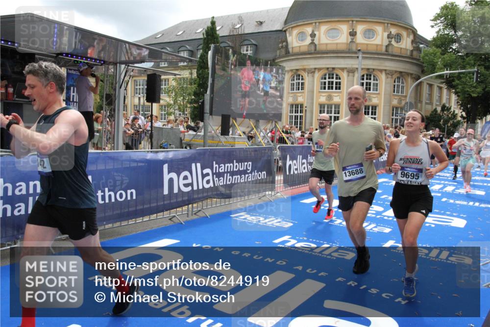 29.06.2025 - hella hamburg halbmarathon Michael Strokosch http://msf.ph/oto/8244919 29.06.2025 10:49:06 Ziel 1381, 1452, 2260, 3985, 4832, 4847, 4890, 7297, 8302, 8821, 8889, 9695, 13183, 13614, 13688, 16627, 17632 meine-sportfotos.de