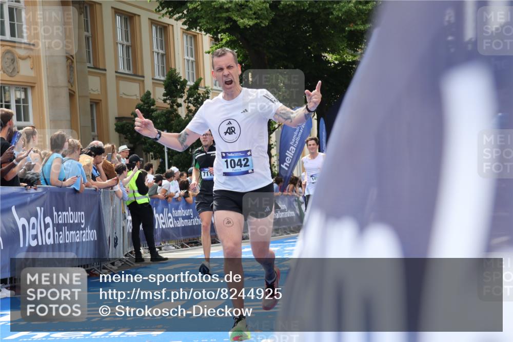 29.06.2025 - hella hamburg halbmarathon Strokosch-Dieckow http://msf.ph/oto/8244925 29.06.2025 10:38:23 Ziel 1042, 1688, 1710, 2745, 3014, 3431, 3790, 6095, 7110, 8571, 14992, 16075, 16280, 18357, 18761 meine-sportfotos.de