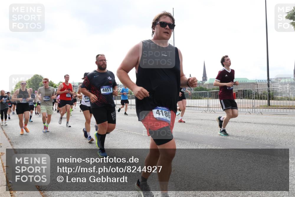 29.06.2025 - hella hamburg halbmarathon Lena Gebhardt http://msf.ph/oto/8244927 29.06.2025 10:45:27 Lombardsbrücke 1024, 1033, 1060, 1085, 1685, 1713, 1798, 2007, 2008, 2216, 2217, 2550, 2657, 2664, 2779, 2973, 3160, 3164, 3357, 3377, 3879, 3993, 4099, 4102, 4186, 4224, 4306, 4337, 4388, 4504, 4820, 4851, 5044, 5099, 5108, 5190, 5339, 5636, 5949, 6150, 6509, 6763, 6788, 6911, 6922, 6980, 7283, 7530, 7541, 7699, 7859, 7912, 8594, 8605, 8745, 8762, 8907, 9620, 10030, 10182, 10225, 10562, 10566, 11314, 12198, 12332, 12334, 12394 meine-sportfotos.de