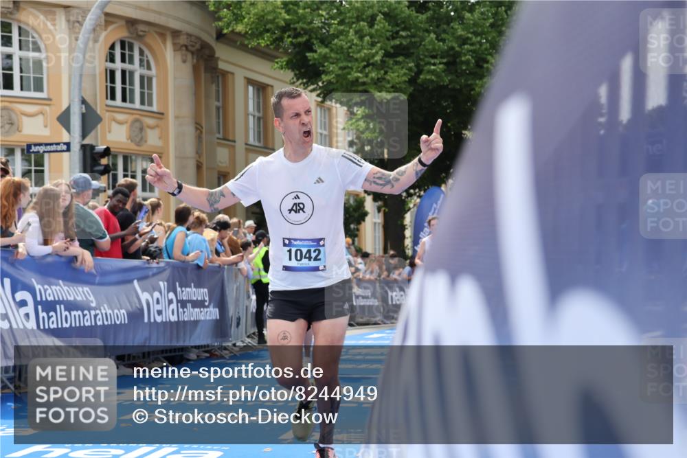 29.06.2025 - hella hamburg halbmarathon Strokosch-Dieckow http://msf.ph/oto/8244949 29.06.2025 10:38:23 Ziel 1042, 1688, 1710, 2745, 3014, 3431, 3790, 6095, 7110, 8571, 14992, 16075, 16280, 18357, 18761 meine-sportfotos.de