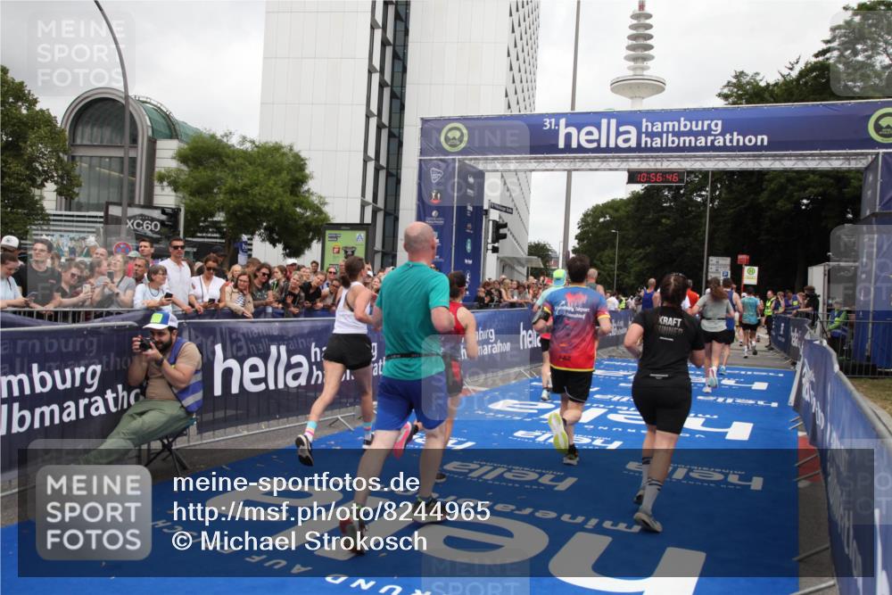 29.06.2025 - hella hamburg halbmarathon Michael Strokosch http://msf.ph/oto/8244965 29.06.2025 10:56:45 Ziel 4152, 6416, 6759, 7037, 7646, 8311, 8744, 8996, 9488, 11083, 11870, 12509, 14369, 15134, 15145, 15431, 15712, 16043, 16121, 17259, 18340, 18634, 18899 meine-sportfotos.de
