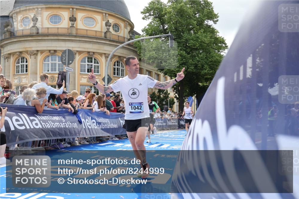 29.06.2025 - hella hamburg halbmarathon Strokosch-Dieckow http://msf.ph/oto/8244999 29.06.2025 10:38:23 Ziel 1042, 1688, 1710, 2745, 3014, 3431, 3790, 6095, 7110, 8571, 14992, 16075, 16280, 18357, 18761 meine-sportfotos.de