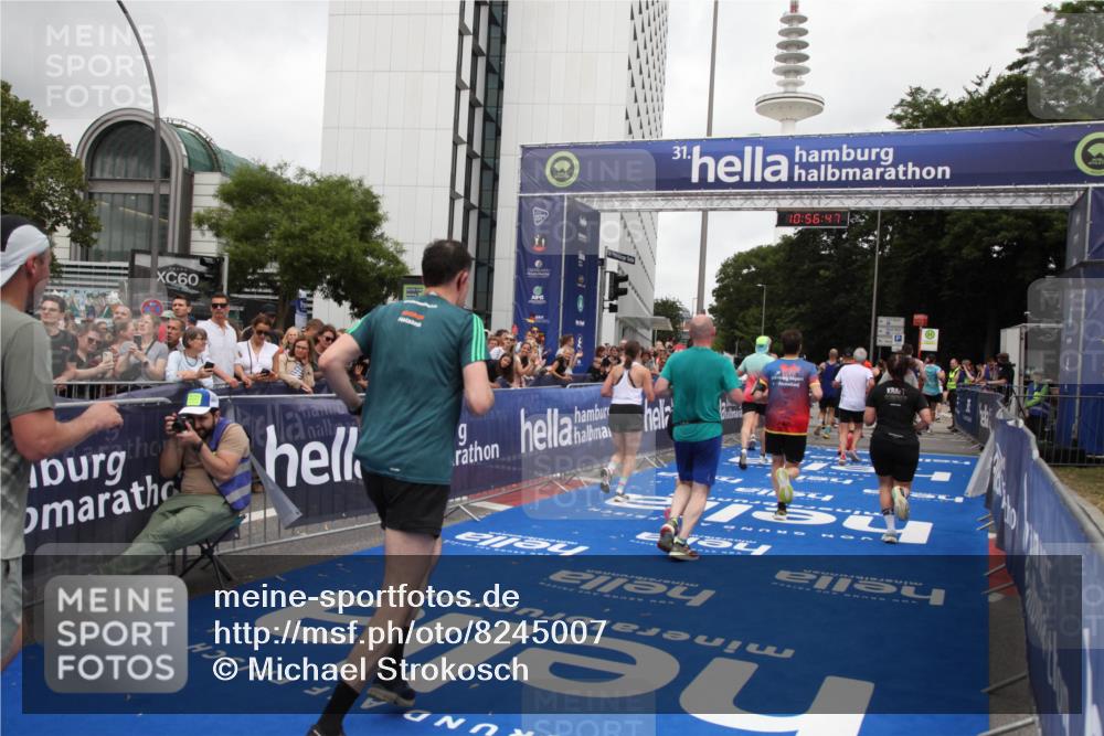 29.06.2025 - hella hamburg halbmarathon Michael Strokosch http://msf.ph/oto/8245007 29.06.2025 10:56:46 Ziel 4152, 6416, 6759, 7037, 7646, 8311, 8744, 8825, 8996, 9488, 11083, 11870, 14369, 14461, 15134, 15145, 15431, 15712, 16043, 16121, 17259, 18340, 18634, 18899 meine-sportfotos.de