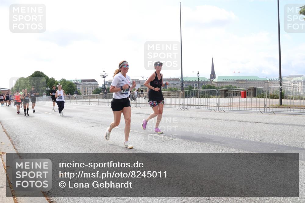 29.06.2025 - hella hamburg halbmarathon Lena Gebhardt http://msf.ph/oto/8245011 29.06.2025 10:09:56 Lombardsbrücke 1052, 1456, 1483, 1513, 1548, 1823, 3921, 4592, 5511, 7058, 7081, 7333, 7636, 8090, 8219, 8685, 8890, 9150, 9297, 9306, 9366, 9434, 9674, 9781, 9988, 10036, 10943, 11027, 12255, 12509, 12567, 13739, 16191, 16445, 16455, 16688, 16918, 17148, 17630, 17899, 18076, 18196, 18440, 18707, 19242 meine-sportfotos.de