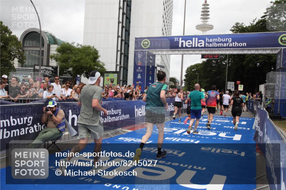 29.06.2025 - hella hamburg halbmarathon Michael Strokosch http://msf.ph/oto/8245027 29.06.2025 10:56:46 Ziel 4152, 6416, 6759, 7037, 7646, 8311, 8744, 8825, 8996, 9488, 11083, 11870, 14369, 14461, 15134, 15145, 15431, 15712, 16043, 16121, 17259, 18340, 18634, 18899 meine-sportfotos.de