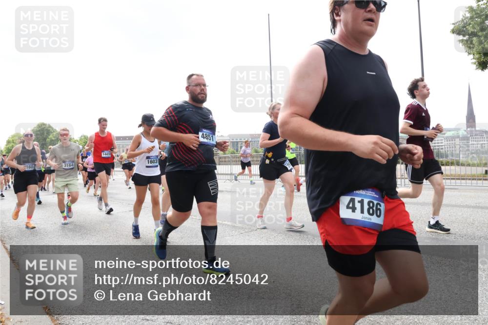 29.06.2025 - hella hamburg halbmarathon Lena Gebhardt http://msf.ph/oto/8245042 29.06.2025 10:45:27 Lombardsbrücke 1024, 1033, 1060, 1085, 1685, 1713, 1798, 2007, 2008, 2216, 2217, 2550, 2657, 2664, 2779, 2973, 3160, 3164, 3357, 3377, 3879, 3993, 4099, 4102, 4186, 4224, 4306, 4337, 4388, 4504, 4820, 4851, 5044, 5099, 5108, 5190, 5339, 5636, 5949, 6150, 6509, 6763, 6788, 6911, 6922, 6980, 7283, 7530, 7541, 7699, 7859, 7912, 8594, 8605, 8745, 8762, 8907, 9620, 10030, 10182, 10225, 10562, 10566, 11314, 12198, 12332, 12334, 12394 meine-sportfotos.de