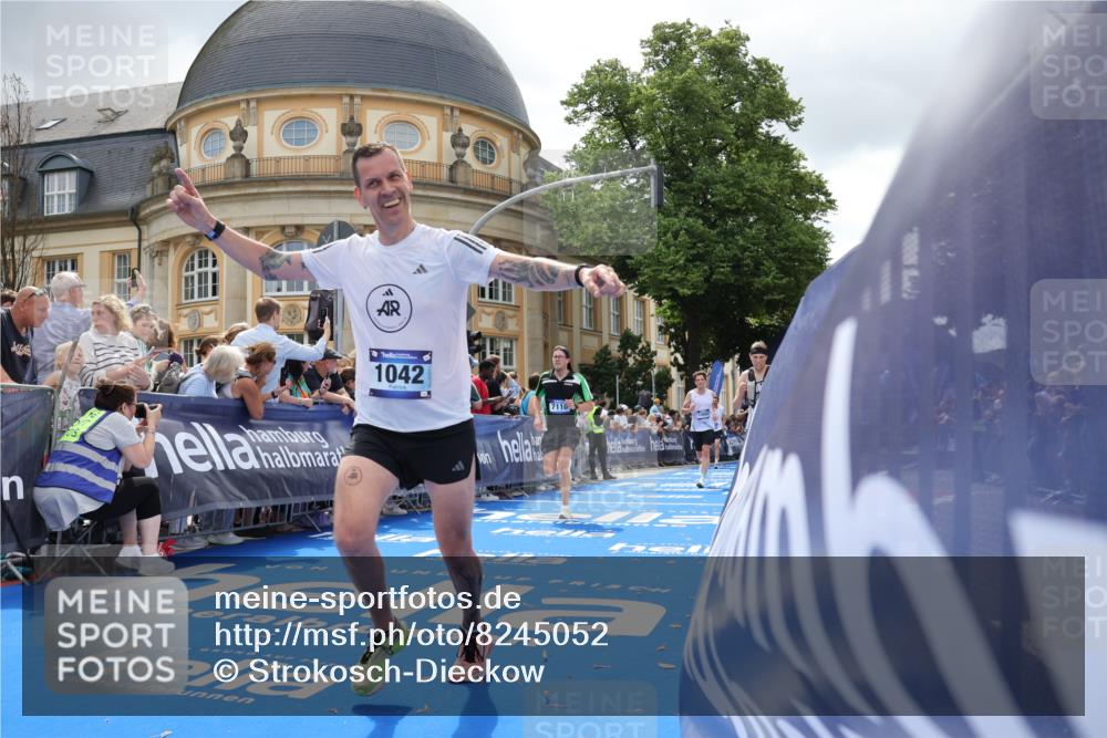 29.06.2025 - hella hamburg halbmarathon Strokosch-Dieckow http://msf.ph/oto/8245052 29.06.2025 10:38:24 Ziel 1042, 1710, 2745, 3014, 3431, 3790, 6095, 7110, 8571, 14992, 16075, 16280, 18357, 18761 meine-sportfotos.de