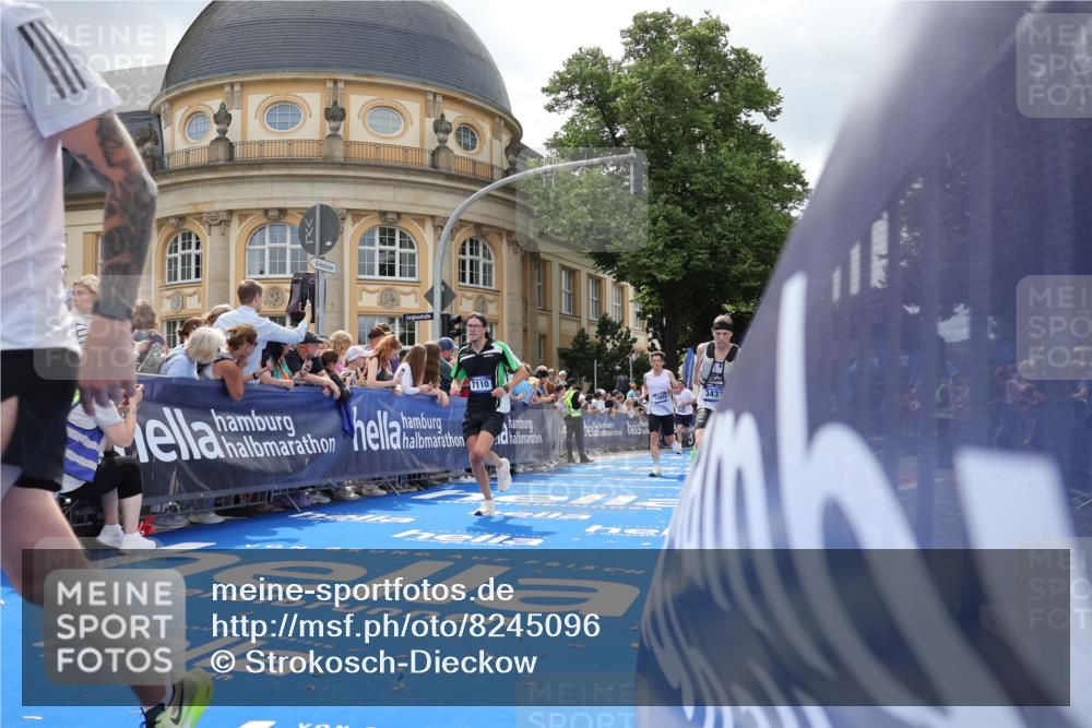 29.06.2025 - hella hamburg halbmarathon Strokosch-Dieckow http://msf.ph/oto/8245096 29.06.2025 10:38:24 Ziel 1042, 1710, 2745, 3014, 3431, 3790, 6095, 7110, 8571, 14992, 16075, 16280, 18357, 18761 meine-sportfotos.de
