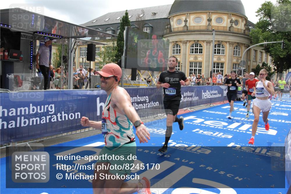 29.06.2025 - hella hamburg halbmarathon Michael Strokosch http://msf.ph/oto/8245170 29.06.2025 10:49:08 Ziel 4832, 4847, 4890, 6389, 7297, 8302, 8821, 9695, 13614, 13688, 16627, 17173, 17632, 18598 meine-sportfotos.de