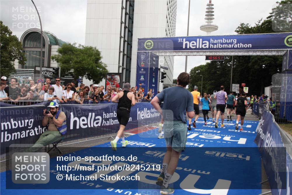29.06.2025 - hella hamburg halbmarathon Michael Strokosch http://msf.ph/oto/8245219 29.06.2025 10:56:50 Ziel 2378, 3836, 7646, 8825, 8996, 9488, 11870, 13816, 14369, 14461, 15134, 15431, 15712, 16008, 16009, 16043, 16121, 17133, 18634 meine-sportfotos.de