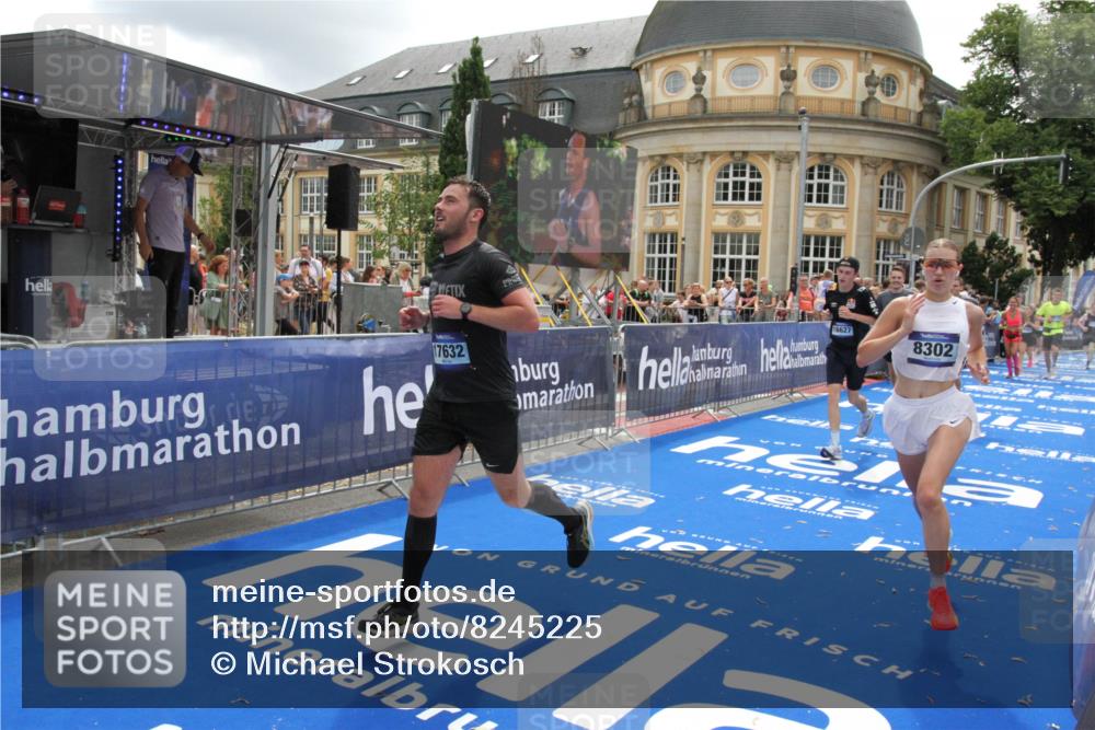 29.06.2025 - hella hamburg halbmarathon Michael Strokosch http://msf.ph/oto/8245225 29.06.2025 10:49:08 Ziel 4832, 4847, 4890, 6389, 7297, 8302, 8821, 9695, 13614, 13688, 16627, 17173, 17632, 18598 meine-sportfotos.de