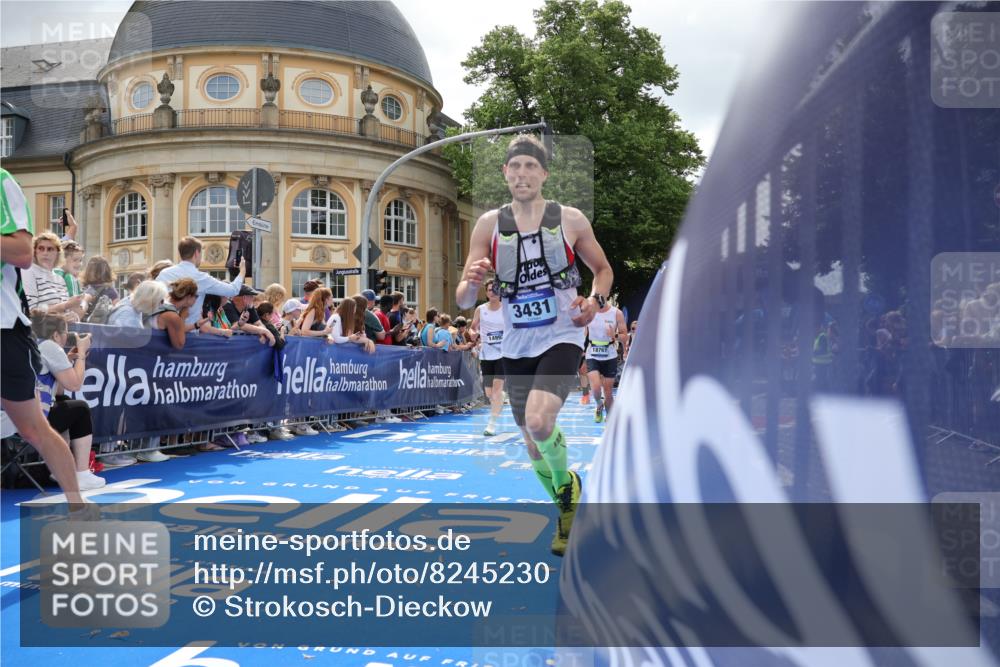 29.06.2025 - hella hamburg halbmarathon Strokosch-Dieckow http://msf.ph/oto/8245230 29.06.2025 10:38:25 Ziel 1042, 1710, 2745, 3014, 3431, 3790, 6095, 7110, 8571, 14905, 14992, 16075, 16280, 18357, 18761 meine-sportfotos.de