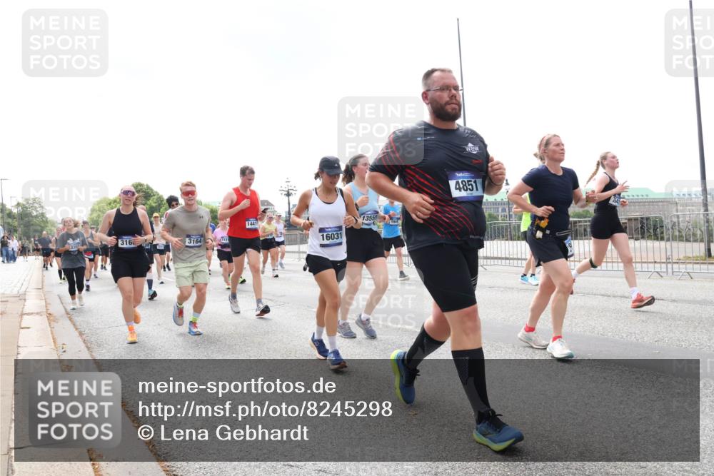 29.06.2025 - hella hamburg halbmarathon Lena Gebhardt http://msf.ph/oto/8245298 29.06.2025 10:45:28 Lombardsbrücke 1033, 1060, 1085, 1685, 1713, 1798, 2007, 2008, 2216, 2217, 2550, 2657, 2664, 2779, 2917, 2973, 3160, 3164, 3357, 3377, 3879, 3993, 4099, 4102, 4186, 4224, 4306, 4337, 4388, 4504, 4820, 4851, 5044, 5099, 5108, 5190, 5339, 5636, 5949, 6150, 6509, 6763, 6788, 6911, 6922, 6980, 7283, 7530, 7541, 7699, 7859, 7912, 8594, 8605, 8745, 8762, 9620, 10030, 10182, 10225, 10562, 10566, 11314, 12198, 12332, 12334 meine-sportfotos.de