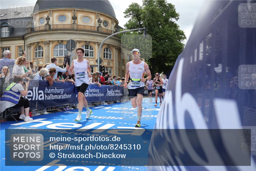 29.06.2025 - hella hamburg halbmarathon Strokosch-Dieckow http://msf.ph/oto/8245310 29.06.2025 10:38:27 Ziel 1042, 1710, 2745, 3014, 3431, 3790, 7110, 8571, 11379, 14905, 14992, 16075, 16280, 18357, 18761 meine-sportfotos.de