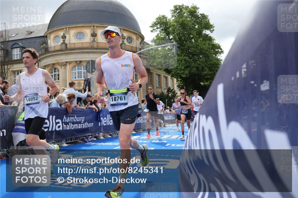 29.06.2025 - hella hamburg halbmarathon Strokosch-Dieckow http://msf.ph/oto/8245341 29.06.2025 10:38:27 Ziel 1042, 1710, 2745, 3014, 3431, 3790, 7110, 8571, 11379, 14905, 14992, 16075, 16280, 18357, 18761 meine-sportfotos.de