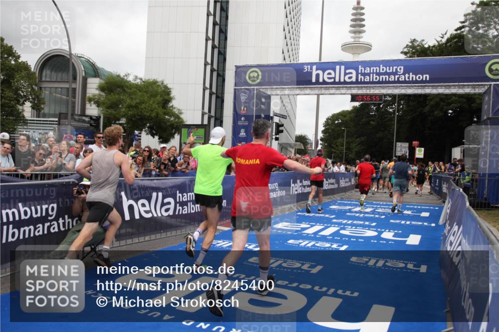 29.06.2025 - hella hamburg halbmarathon Michael Strokosch http://msf.ph/oto/8245400 29.06.2025 10:56:54 Ziel 1955, 2378, 2741, 3836, 5418, 6835, 7716, 8825, 13816, 14461, 15431, 16008, 16009, 16679, 17133 meine-sportfotos.de